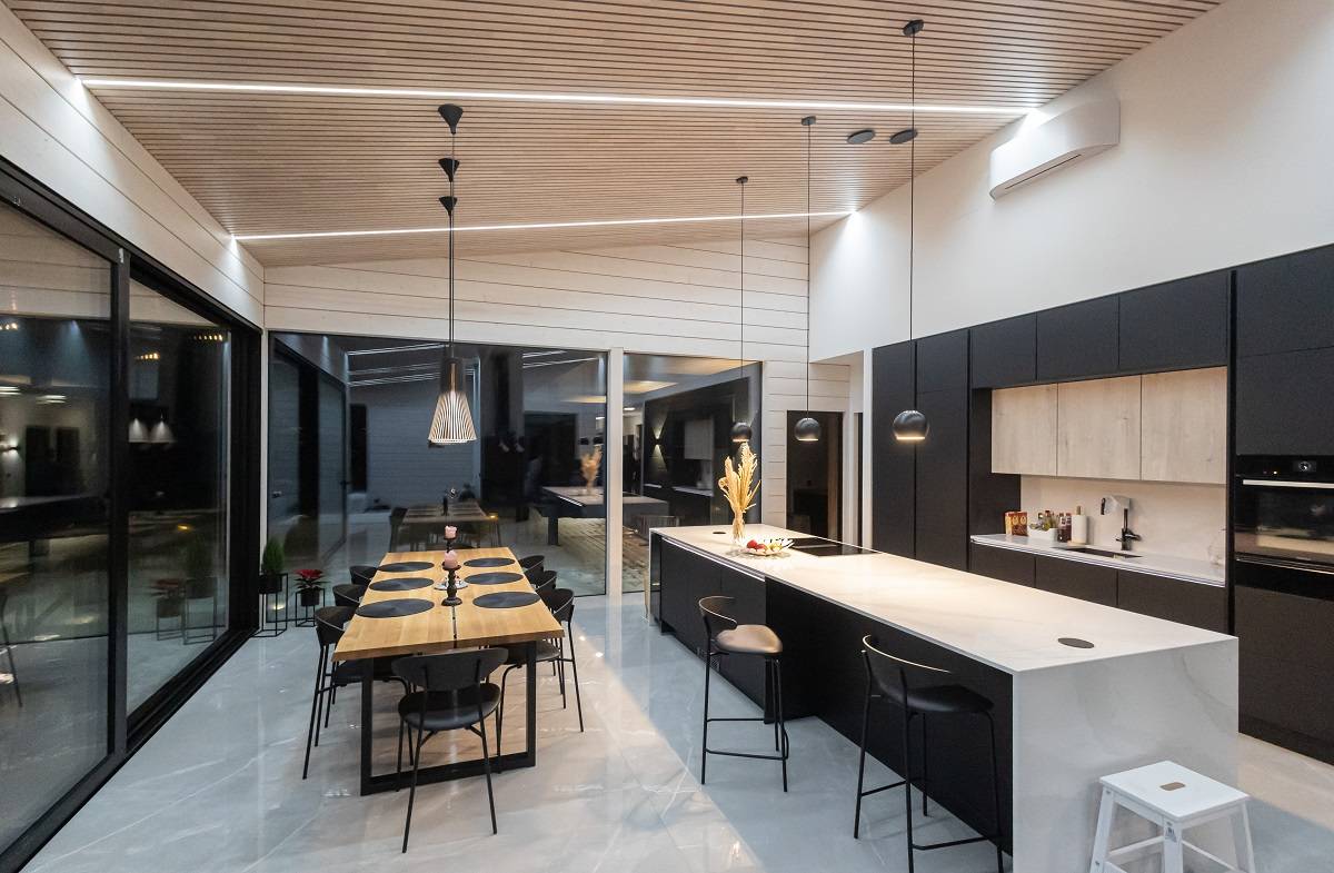 LED páskové osvětlení do kuchyně, instalované do stropních drážek, je univerzální a nastavitelné. Na obrázku je zobrazeno svěží neutrální osvětlení